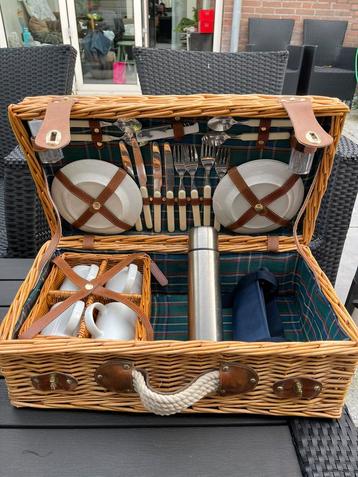 RIETEN PICKNICK-MAND KERST CADEAU beschikbaar voor biedingen