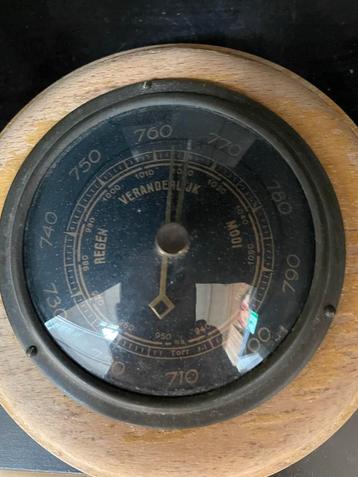 Antieke Barometer met Houten Voet en Metalen Rand beschikbaar voor biedingen