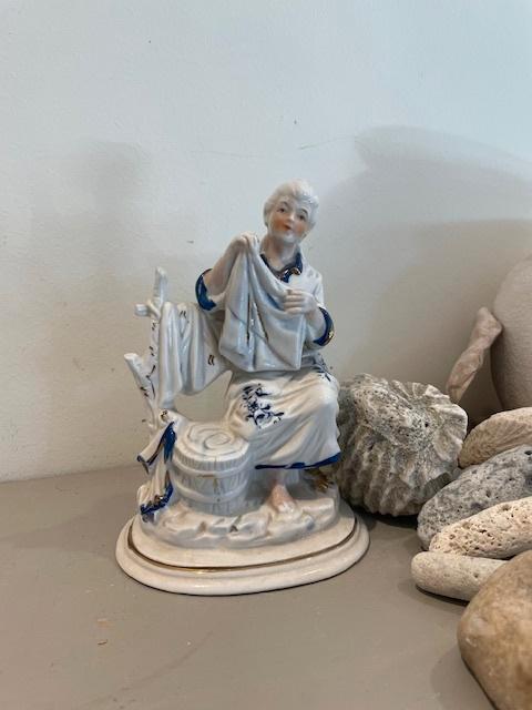 Brocante beeld zittende vrouw. Blauw wit porselein barok, Verzamelen, Beelden en Beeldjes, Zo goed als nieuw, Mens, Ophalen