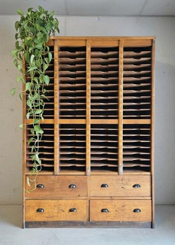 Antieke vakkenkast vintage dossierkast apothekerskast kast beschikbaar voor biedingen