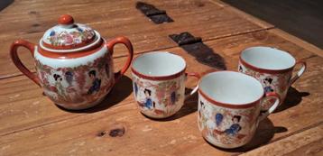 3 Japanse kopjes en kannetje met Geisha van porselein beschikbaar voor biedingen