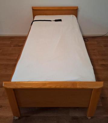 Seniorenbed op wielen + elektrische bodem + matras: 90 x 200 beschikbaar voor biedingen