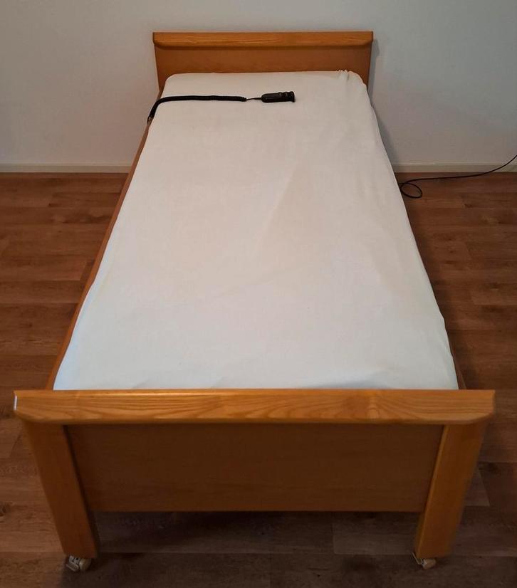 Seniorenbed op wielen + elektrische bodem + matras: 90 x 200, Huis en Inrichting, Slaapkamer | Bedden, Gebruikt, Eenpersoons, 90 cm