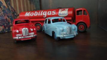 2 originele Dinky Toys Rode en of Blauwe Austin Somerset1952 beschikbaar voor biedingen