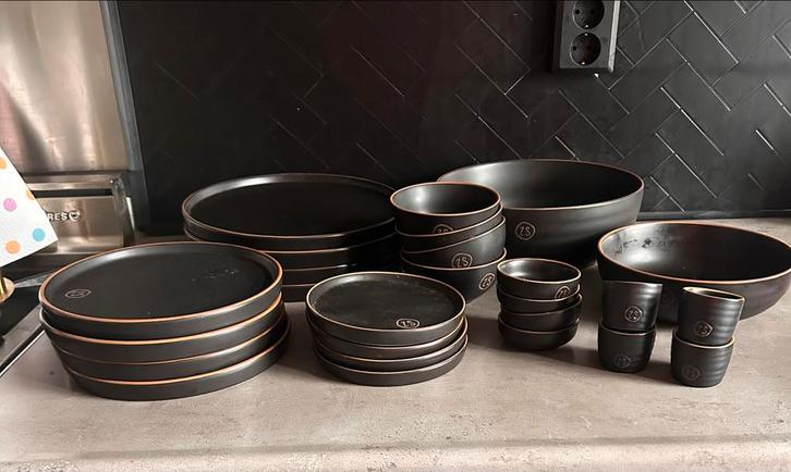 Zusss Aardewerk Serviesset - Compleet, Huis en Inrichting, Keuken | Servies, Zo goed als nieuw, Compleet servies, Effen, Aardewerk