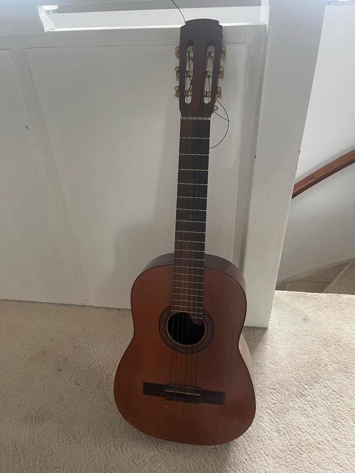 Klassieke Gitaar - moet gestemd worden, Muziek en Instrumenten, Snaarinstrumenten | Gitaren | Akoestisch, Gebruikt, Klassieke of Spaanse gitaar