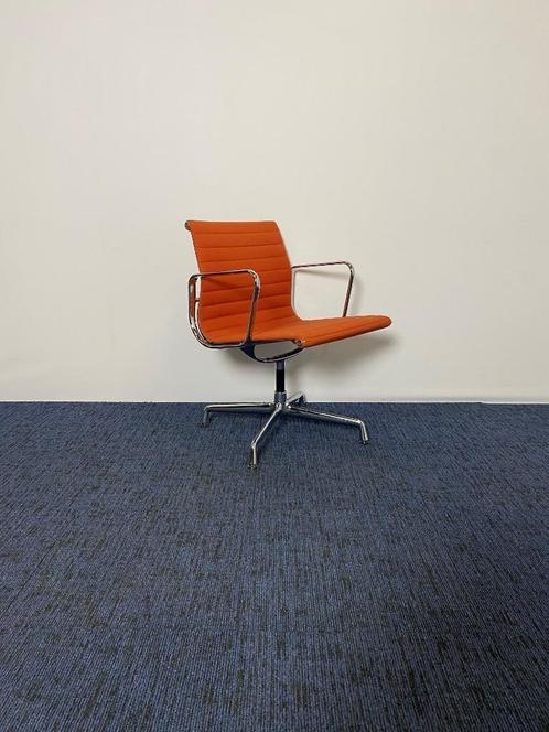2 x Vergaderstoel Vitra Eames 107, oranje stof, chroom frame, Huis en Inrichting, Stoelen, Gebruikt, Twee, Stof, Overige kleuren