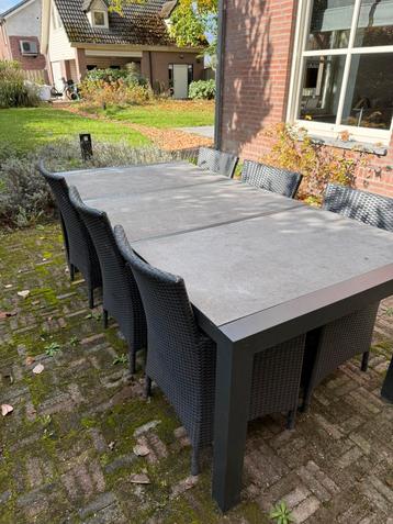 Tuintafel 2,10 x 1,00 mtr met 6 stoelen beschikbaar voor biedingen