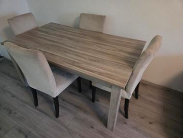 Eettafel met 4 stoelen + salontafel beschikbaar voor biedingen