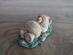 Forever Friends beeldje (beer slaapt in het gras), Verzamelen, Beren en Cherished Teddies, Nieuw, Beeldje, Ophalen of Verzenden