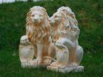 Set Leeuwen met Schild - 52 cm - Polystone, Tuin en Terras, Tuinbeelden, Ophalen of Verzenden, Kunststof, Dierenbeeld