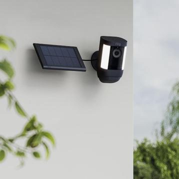 Te koop Ring Spotlight Camera met 2 baterijen en zonnepaneel beschikbaar voor biedingen