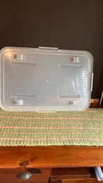 Opbergbox van kunststof met wieltjes en deksel.v/o het bed., Huis en Inrichting, Woonaccessoires | Kisten, Ophalen, Gebruikt, Minder dan 50 cm