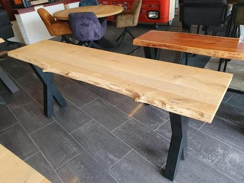 Boomstam eiken sidetable voorzien van zwarte x-poten, Huis en Inrichting, Tafels | Sidetables, Nieuw, 25 tot 50 cm, 150 tot 200 cm