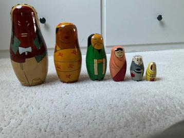 Houten poppetjes, serie 6 kleurrijke houten poppetjes  beschikbaar voor biedingen