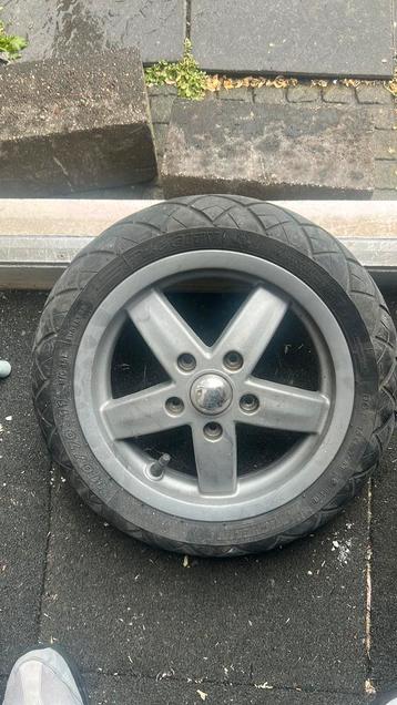 Voorband met velg beschikbaar voor biedingen