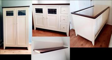 Complete degelijke kinderkamer, babykamer met glas in lood beschikbaar voor biedingen