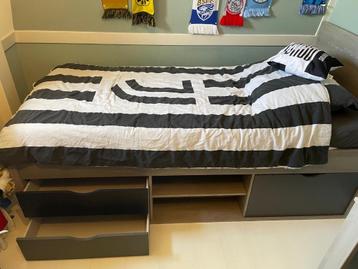 Eenpersoons bed met opbergruimte  beschikbaar voor biedingen