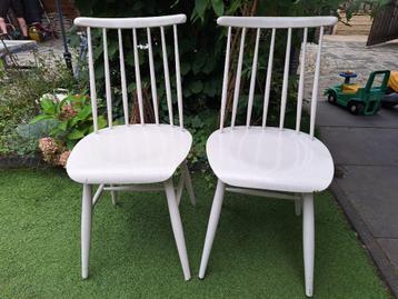 Twee houten witte stoelen beschikbaar voor biedingen