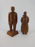 Twee houten beelden van man en vrouw, Antiek en Kunst, Ophalen of Verzenden