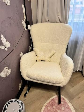 Teddy witte schommelstoel beschikbaar voor biedingen