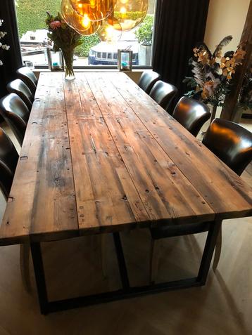 Robuuste houten eettafel met metalen frame beschikbaar voor biedingen