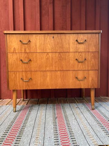 Vintage jaren’50 scandinavisch zweeds design teak ladekast beschikbaar voor biedingen