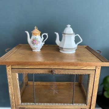 Retro porseleinen koffiekan bloemen met gouden accenten beschikbaar voor biedingen