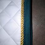 Keurig wit zadeldek met groene bies en gouden kabel., Dieren en Toebehoren, Paarden en Pony's | Dekens en Dekjes, Ophalen of Verzenden