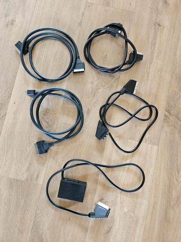 Diverse scartkabels en een scart/coax verdeler/splitter beschikbaar voor biedingen