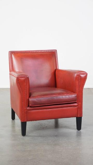 Comfortabele rood geverfde armchair gemaakt van schapenleer beschikbaar voor biedingen
