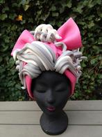 FOAM pruik grijze krullen roze band foampruik, Ophalen of Verzenden, Nieuw, Maat 42/44 (L), Carnaval