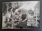 Oude foto moeder met kinderen op de bank, Gebruikt, Foto, Ophalen of Verzenden, Voor 1940