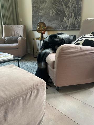 Twee Rimini Fauteuils in rose paarse stof beschikbaar voor biedingen