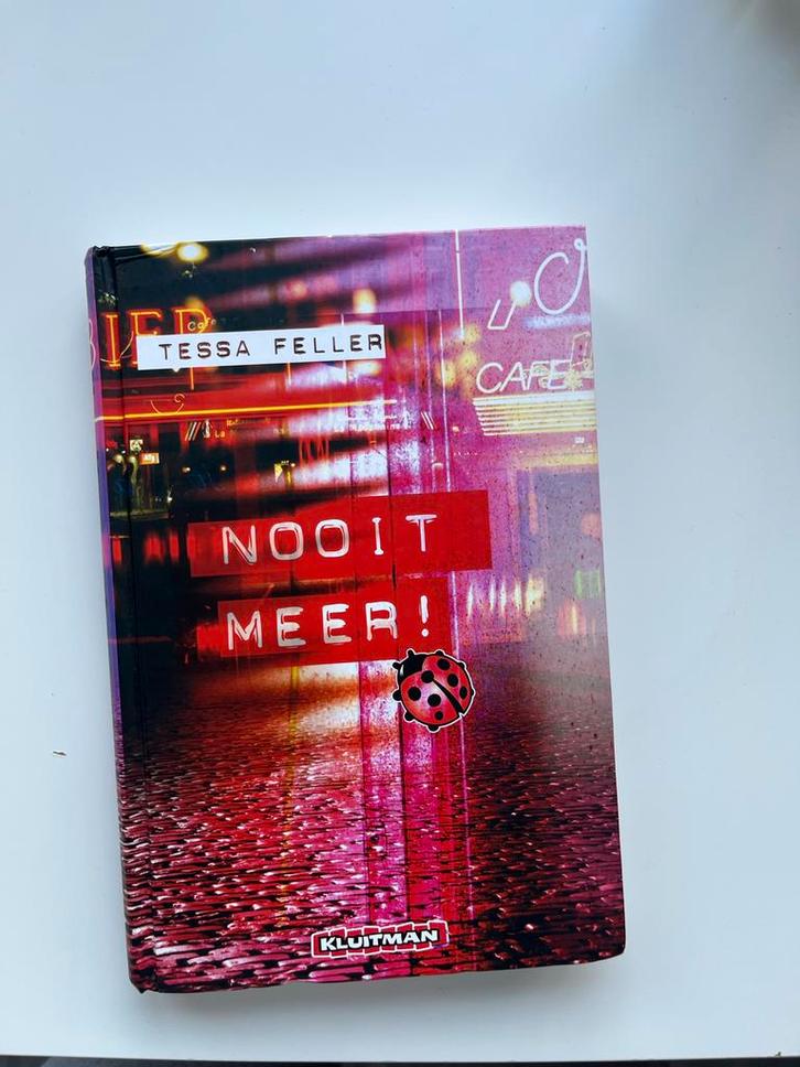 T. Feller - Nooit meer!, Boeken, Kinderboeken | Jeugd | 13 jaar en ouder, Zo goed als nieuw, Ophalen of Verzenden
