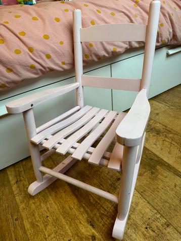 Houten schommelstoel beschikbaar voor biedingen