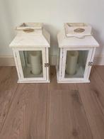 2 Lantarens/Windlichten hout, glas, deurtjes, Huis en Inrichting, Woonaccessoires | Kandelaars en Kaarsen, Ophalen, 25 tot 50 cm
