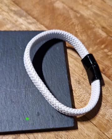 Leren armband.  beschikbaar voor biedingen