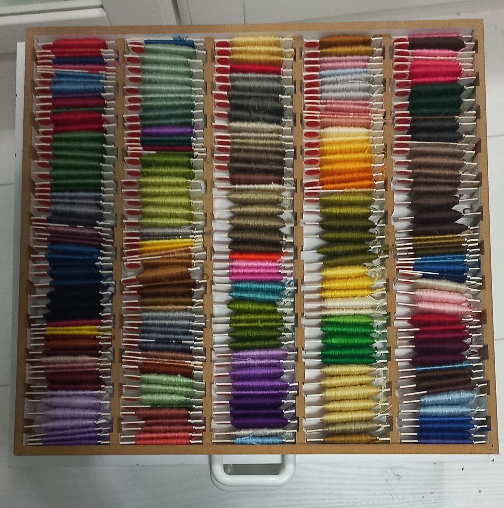 Ladekastje met heel veel kleuren DMC borduurzijde, -wol en.., Ophalen of Verzenden, Nieuw, Borduurgaren of Zijde