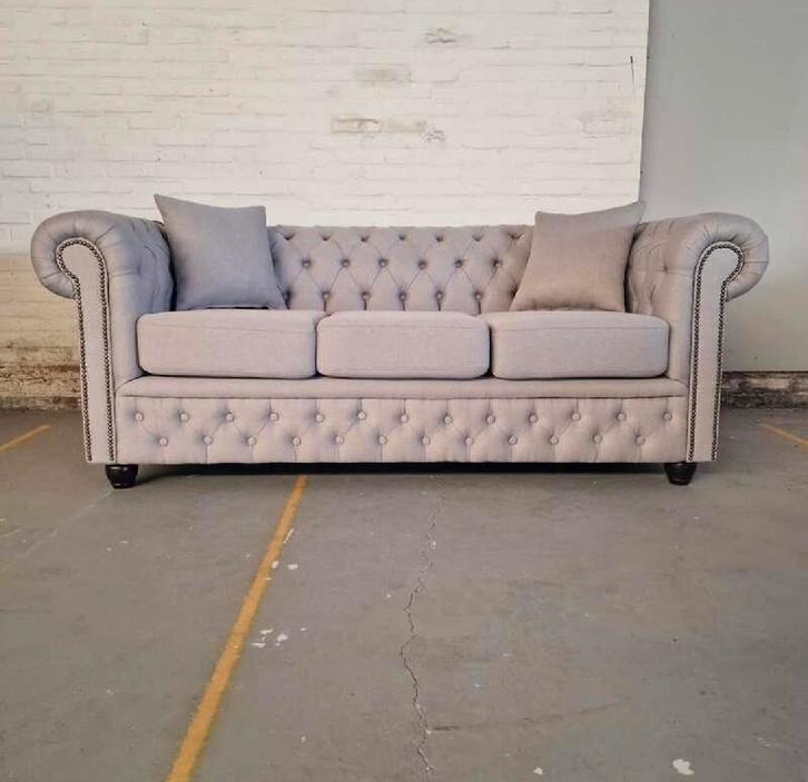 Thuisbezorgd voor €550 Nieuwe Chesterfield Bahama 3-zitsbank, Huis en Inrichting, Banken | Bankstellen, Nieuw, Rechte bank, Driepersoons