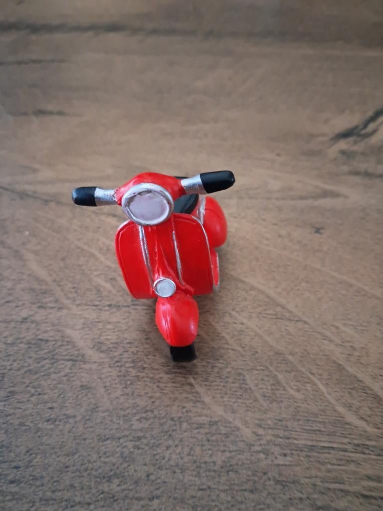 Lemax red moped, Ophalen of Verzenden