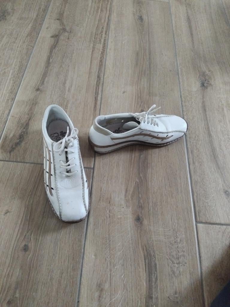 Rieker schoenen maat 39

Prijs 20, Ophalen of Verzenden