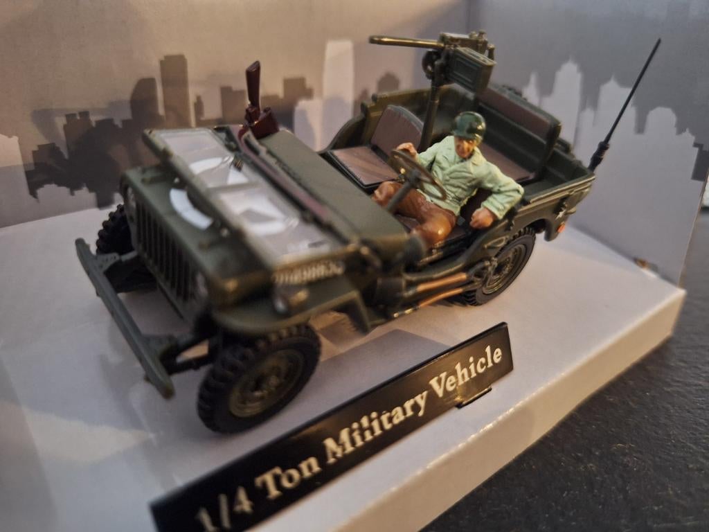 Jeep Willys 4x4 Open Top + Gun man  Schaal 1:43, Overige merken, Auto, Nieuw, Cararama