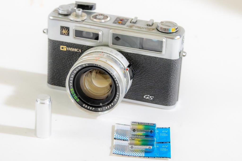 YASHICA GS Electro 35 zilver analoge camera met batterijen!, Audio, Tv en Foto, Fotocamera's Analoog, Ophalen of Verzenden, Gebruikt