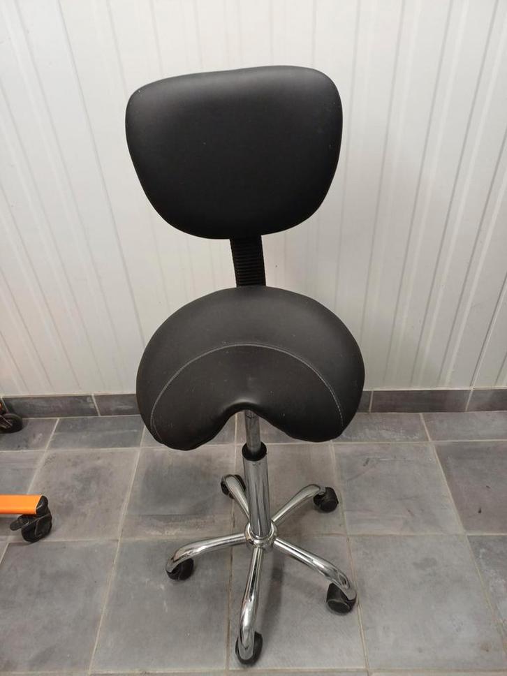 Zwarte zadelkruk met rugleuning, Huis en Inrichting, Bureaustoelen, Ophalen