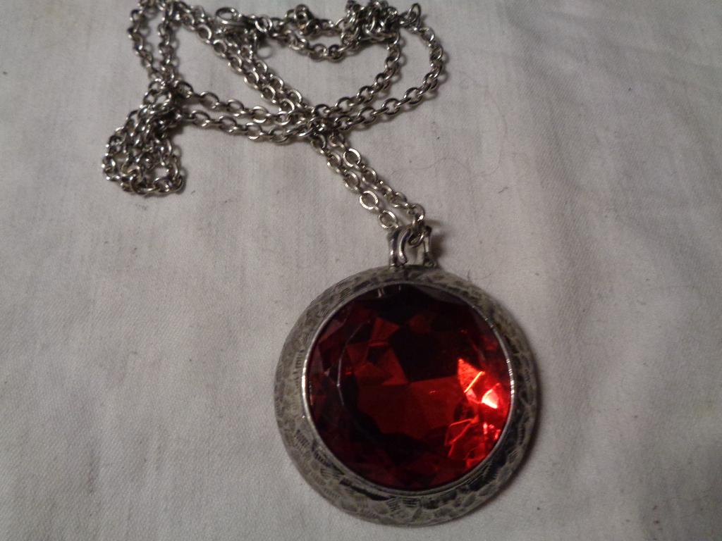 hanger met rode glazen steen aan zilverkl ketting nr k 5125, Ophalen of Verzenden, Nieuw, Rood, Overige materialen