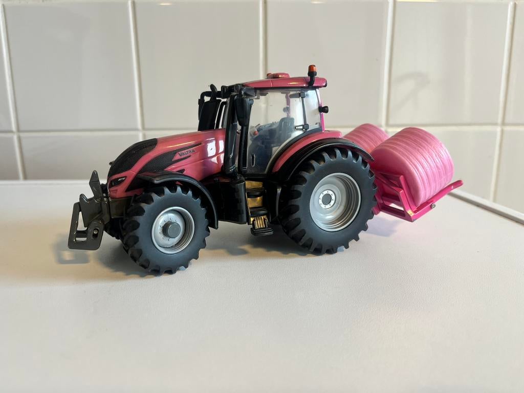 Valtra T254 Pink Playset Britains 1/32, Ophalen of Verzenden, Tractor of Landbouw, Britains