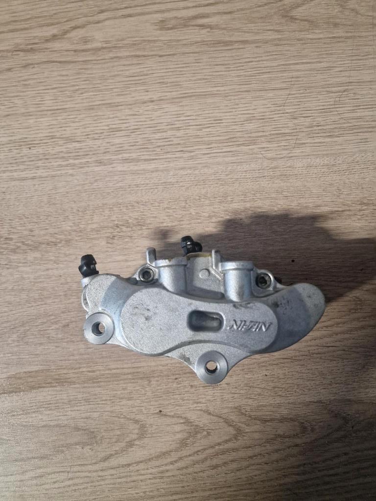 Suzuki Burgman AN400 2001 - 2002 remklauw voor, Van Kleef Motoren, Gebruikt, Dorsvloerweg 419, 2661MN Bergschenhoek, Ophalen of Verzenden