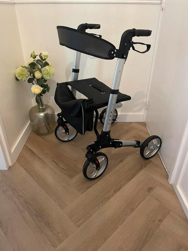 Rolstoel / Rollator in goede staat – licht en comfortabel, Diversen, Rolstoelen, Gebruikt, Duwrolstoel, Inklapbaar, Ophalen