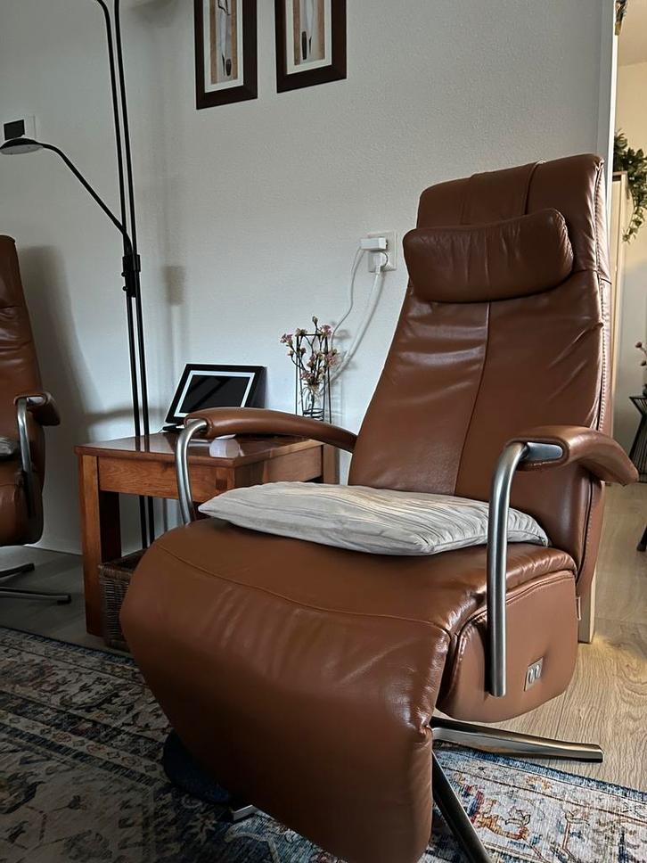 2 bijpassende leren Prominent Relaxfauteuils met rvs voet, Huis en Inrichting, Fauteuils, Zo goed als nieuw, Leer, 50 tot 75 cm